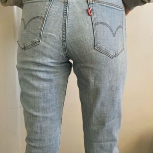 light wash skinny levis jeans